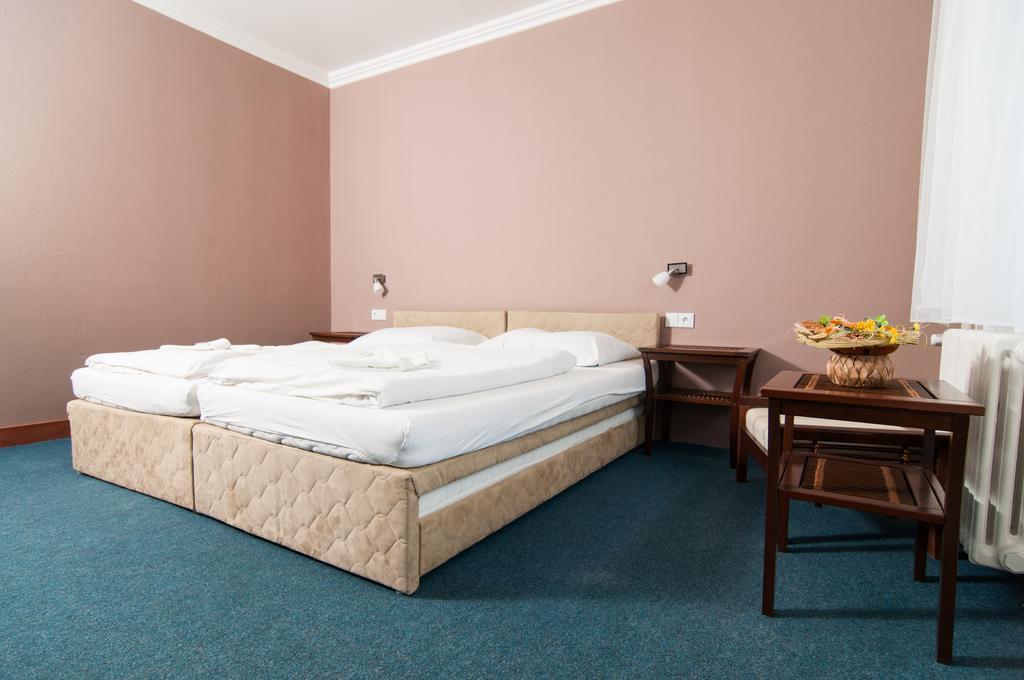 Hotel Radejov Knezdub المظهر الخارجي الصورة
