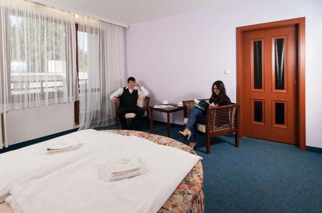 Hotel Radejov Knezdub المظهر الخارجي الصورة